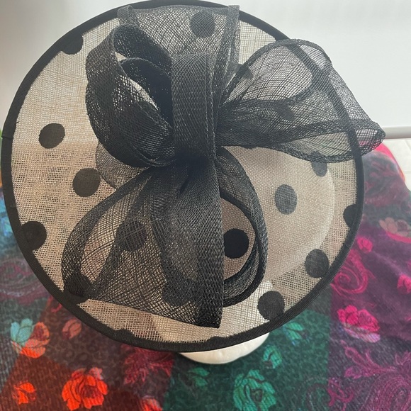 Leona Edminston Fascinator/headpiece. - Picture 6 of 6